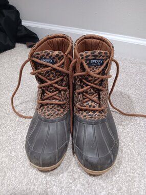 Womans Sperry / Cheetah print / Size 6